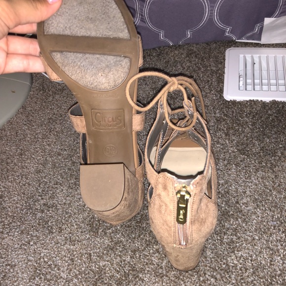 Tan heels. - Picture 4 of 4